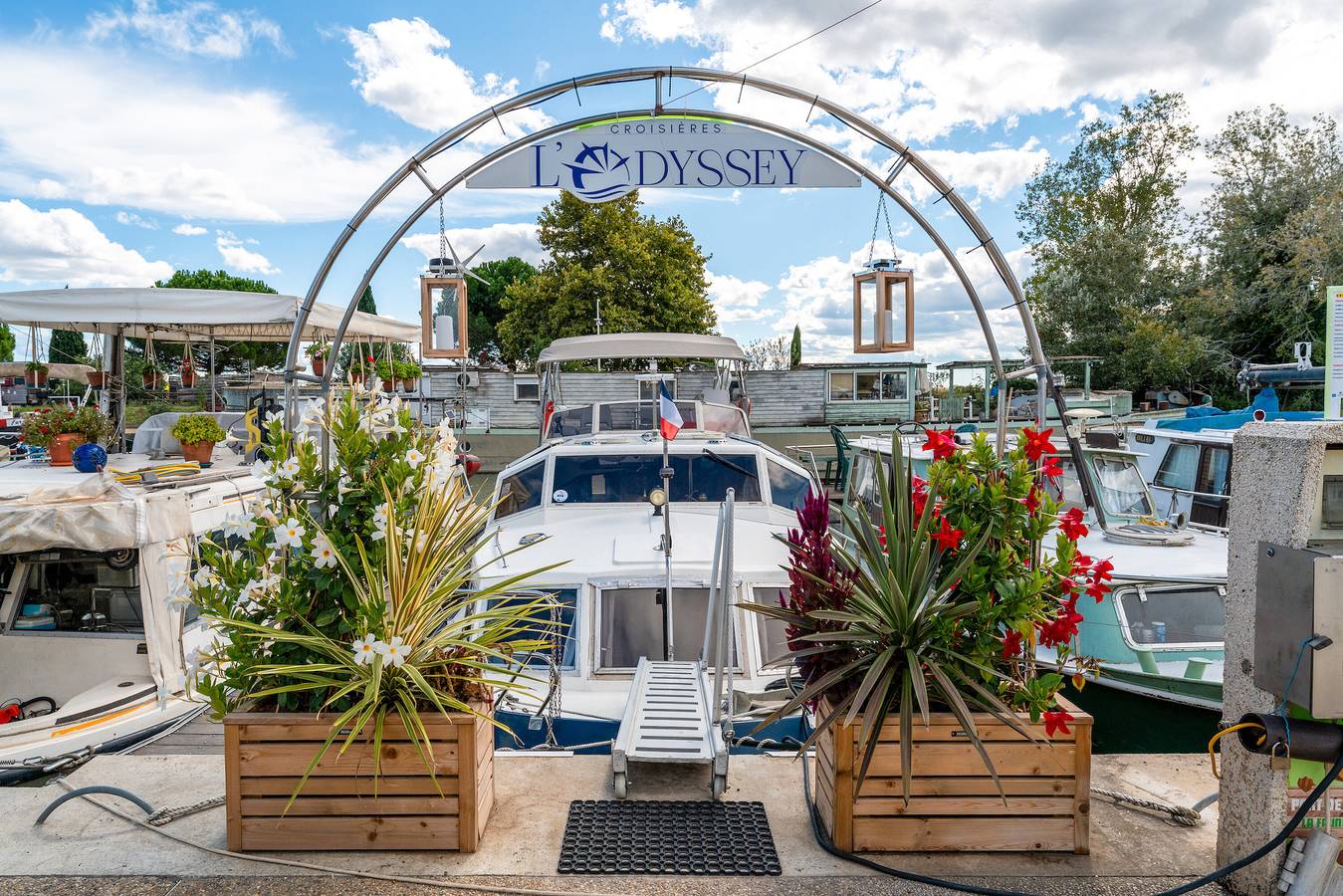 Bateau 'Pénichette Odyssey Croisières' avec vue sur le lac, terrasse privée et climatisation in Bellegarde, Région de Nîmes