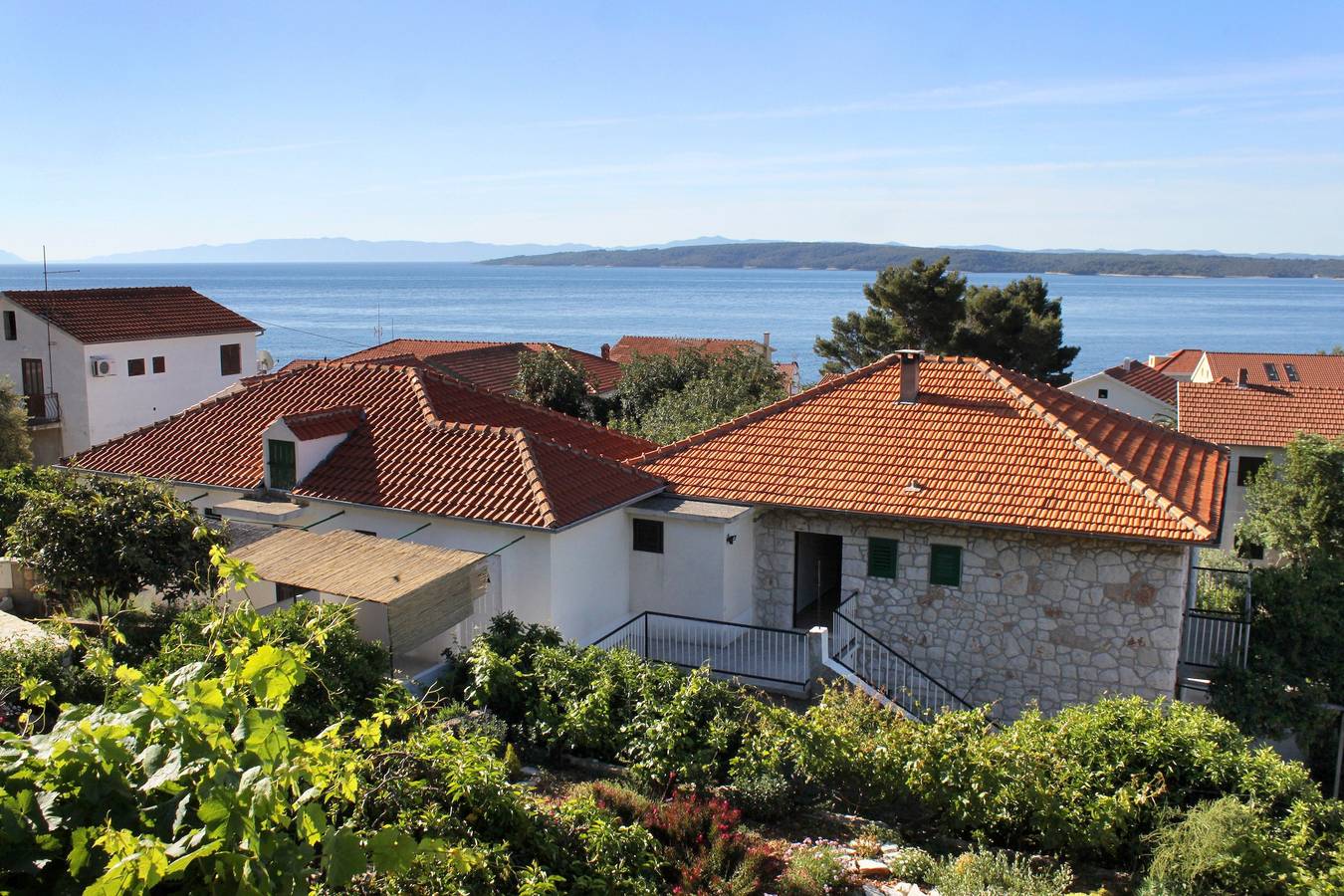 Ganze Wohnung, 1-Zimmer-Ferienwohnung mit Terrasse und Meerblick Zavala (Hvar) -b in Zavala, Hvar