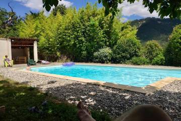 Cottage pour 4 personnes, avec piscine ainsi que balcon et jardin à Vesseaux