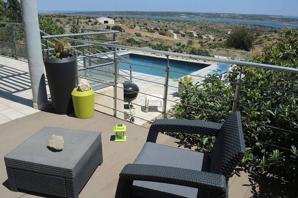 Villa de luxe, vue s/mer, piscine chauffée de mai à oct. 4 Sdb. Chien admis. in Fitou, Côte méditerranéenne (France)