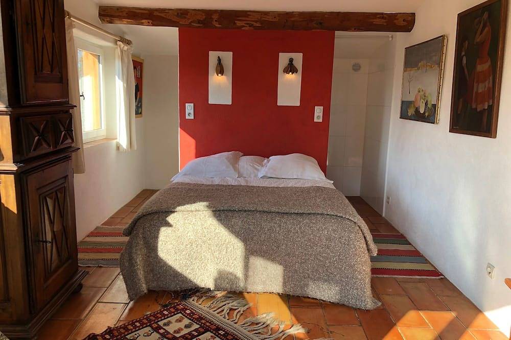 Charming and tasteful artist's house in an exceptional site in Bibemus in Aix-en-Provence, Region de Aix-en-Provence
