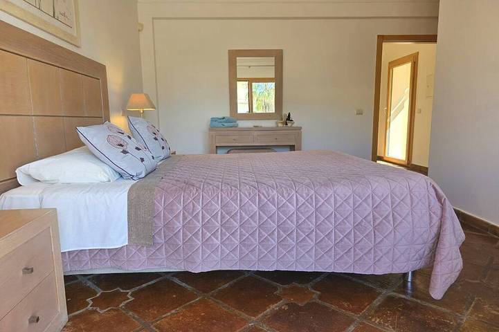 DomusIberica Burgau, 2 Schlafzimmer Haus mit A / C, privatem Pool, zu Fuß zum Strand! in Praia do Burgau, Budens