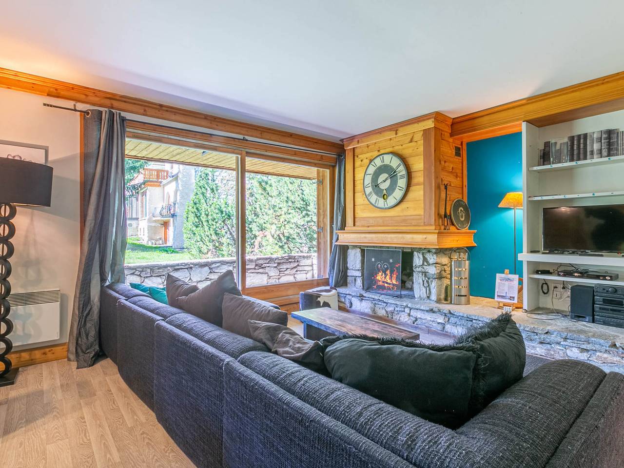 Geheel appartement, Elegant and Bright High-End Apartment with South-Facing Terrace in Central Val-d'Isère near the Slopes in Val-d'Isère, Massif de la Vanoise