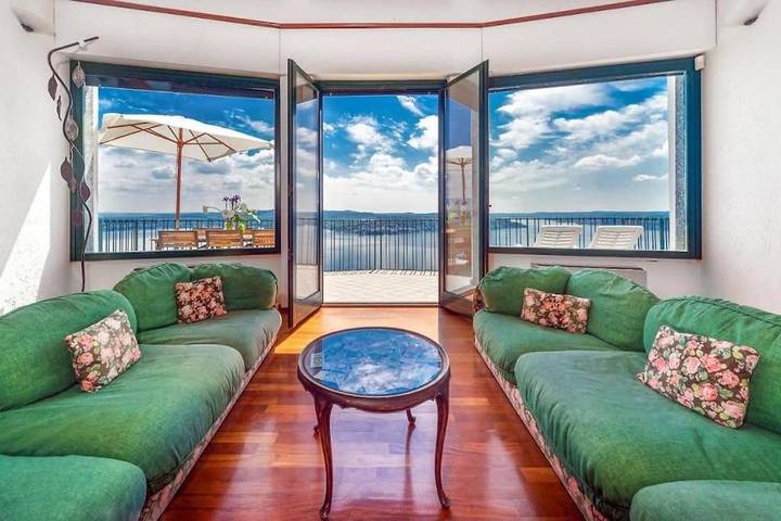 Location de vacances pour 6 personnes, avec vue et balcon ainsi que jardin et vue sur le lac dans Massino Visconti - 2