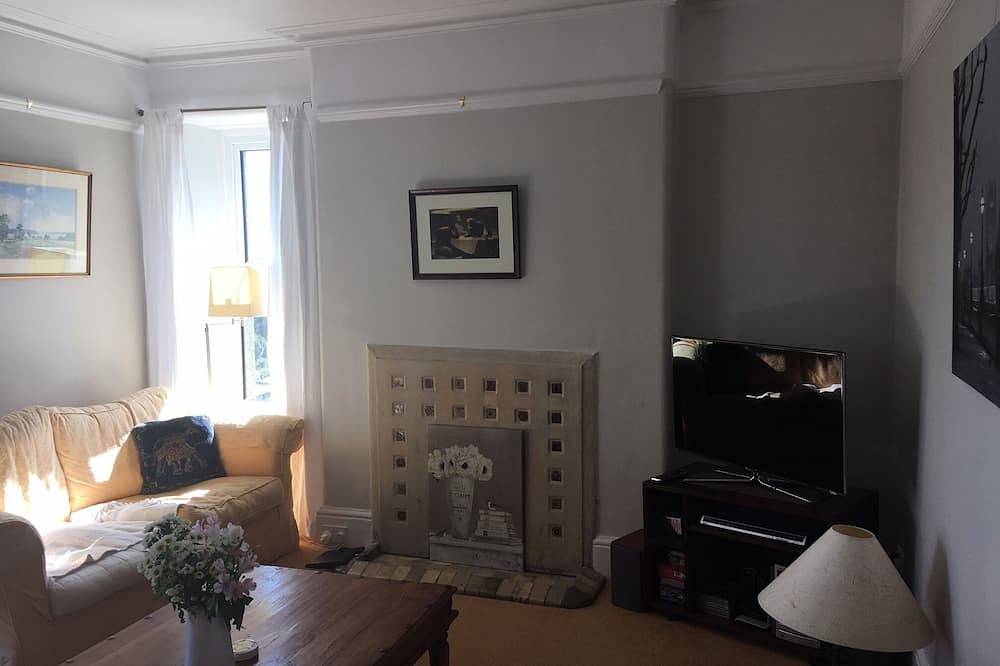 Entire apartment, Character, Views over Carbis Bay, Balcony,Parking,2 Bathrooms, own entrance. in Carbis Bay, Cornwall