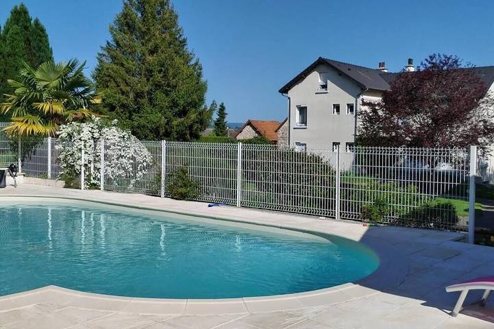 Location de vacances pour 4 personnes, avec piscine et jardin à Mesvres