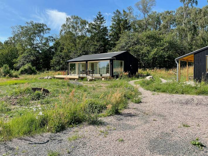 Modernes schwarzes Holzhaus auf der Halbinsel Bjäre in Bjärehalvön