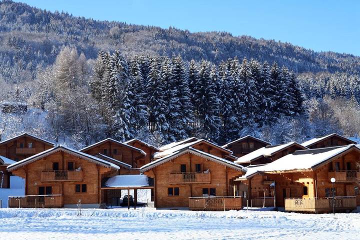 Parc de vacances pour 8 personnes, avec piscine ainsi que balcon et sauna dans les Alpes francaises