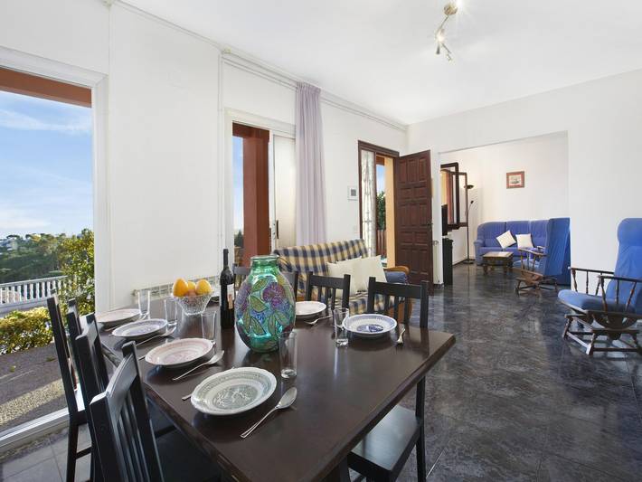 Chalet para 9 personas, con Terraza además de Jardín y Piscina en Selva - 4