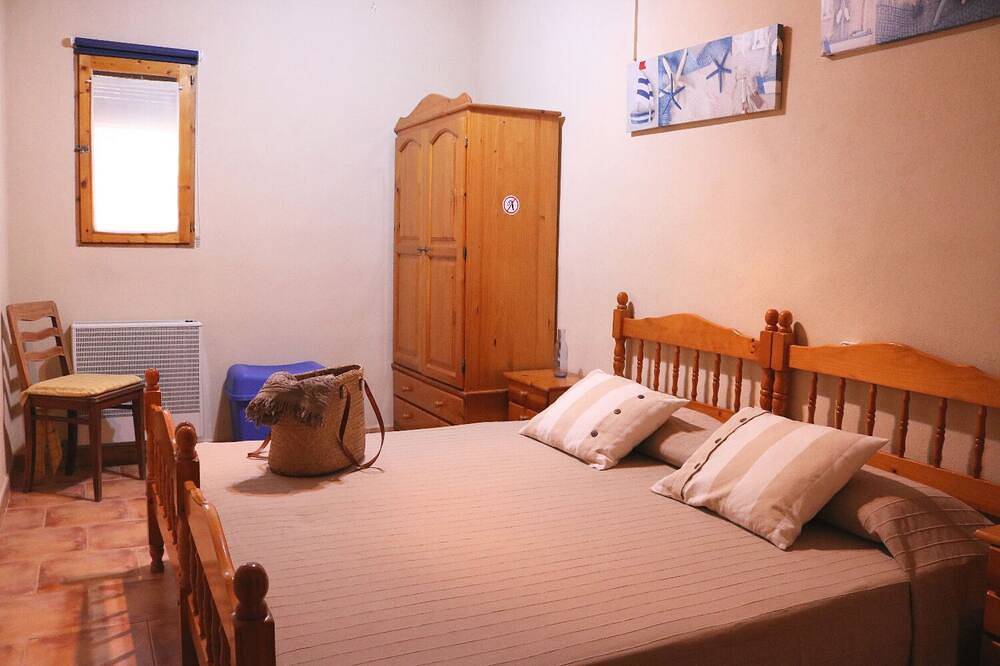 Appartement entier, Bungalow rural confortable, calme et agréable avec une belle et rustique terrasse in Sant Ferran de Ses Roques, Formentera