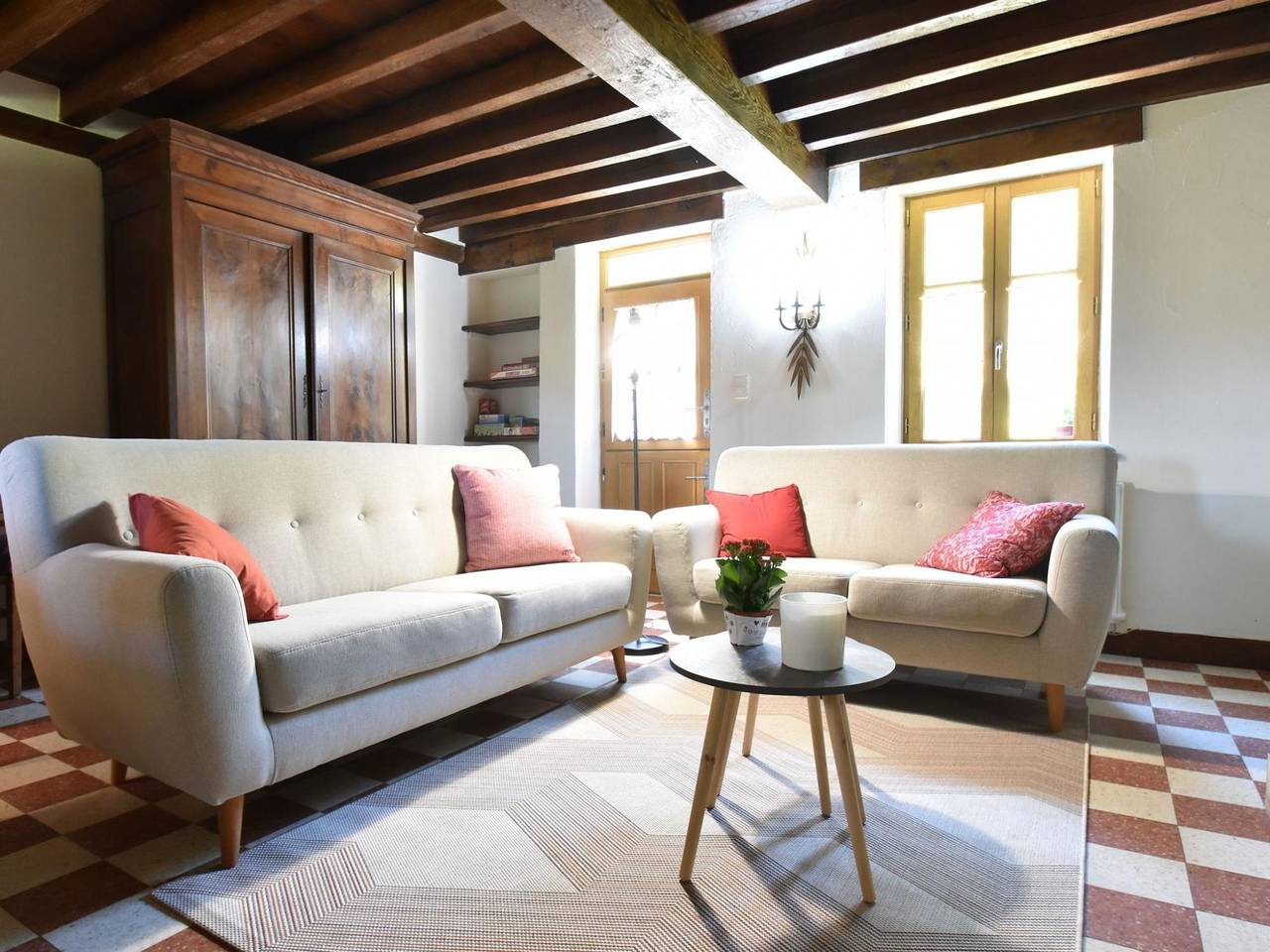 Authentic Holiday Home in Burgundy with Large Swimming Pool in Chantenay-Saint-Imbert, Nièvre