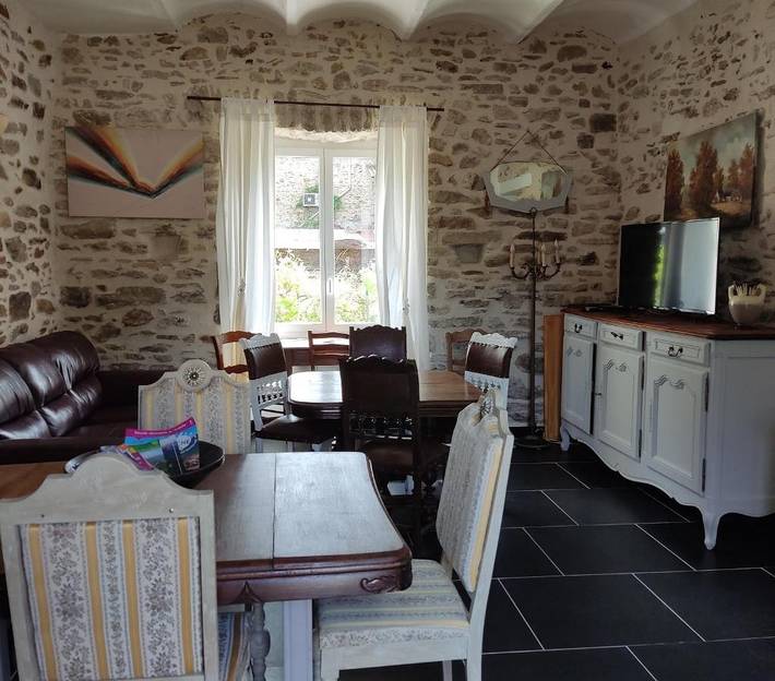 Gîte pour 8 personnes, avec piscine ainsi que jardin et terrasse, animaux acceptés à Gagnières - 4