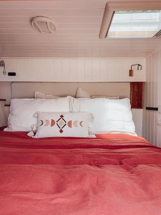 Relaxing retreat for 2 on beautiful converted bus in Levaré, Mayenne