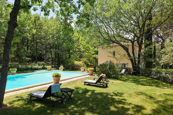 Location de vacances pour 12 personnes, avec jardin et piscine à Saint-Antonin-sur-Bayon