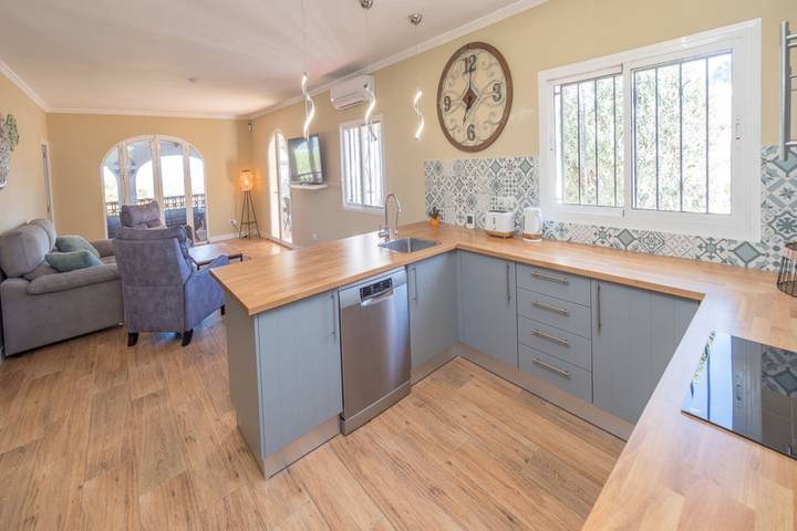 Chalet para 8 personas, con terraza además de jardín y jacuzzi en Marina Alta - 4