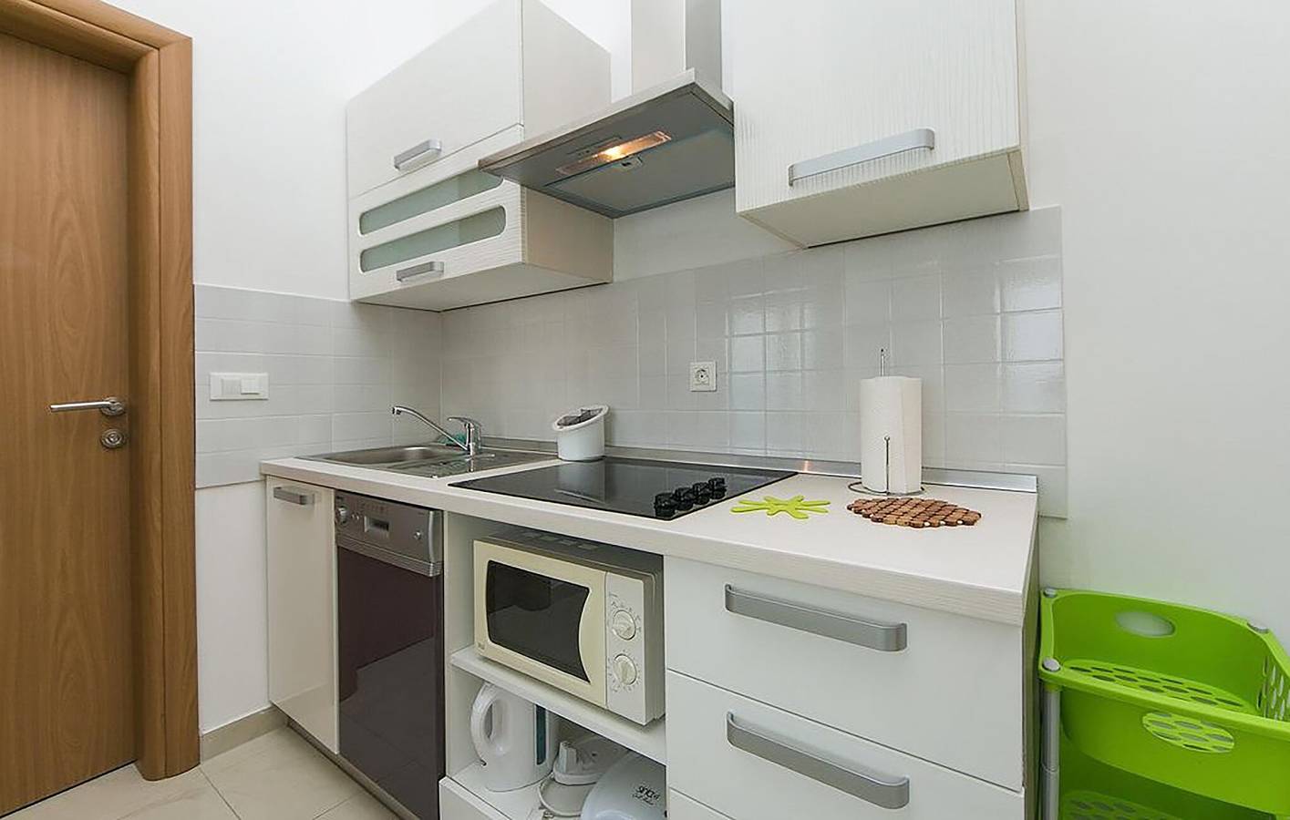 Ganze Ferienwohnung, Gemütliches Apartment mit Meerblick, WLAN, Parkplatz und Küche – 2,5 km vom Strand entfernt in Brela, Makarska Riviera