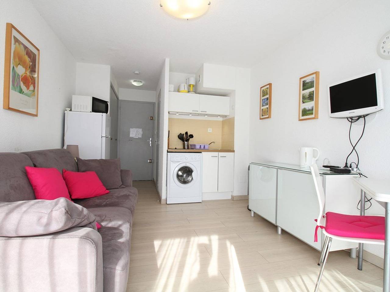Studio entier, Studio Cosy avec Terrasse, Clim, Wifi et Parking, Proche Centre et Plage in Balaruc-les-Bains, Côte méditerranéenne (France)