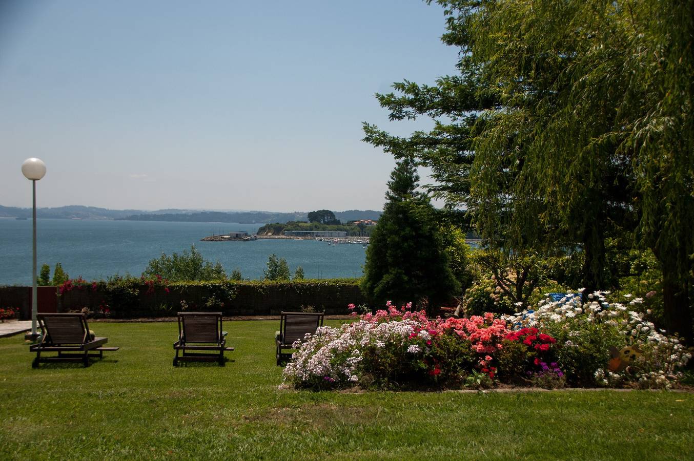 Villa de lujo frente al mar en la ría de Ares con acceso privado a la playa. Familias y Grupos in Ares, Costa de Galicia