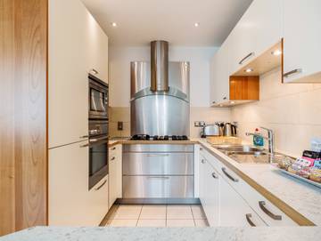 Log Cabin for 4 People in Poole, Poole Harbour, Photo 2