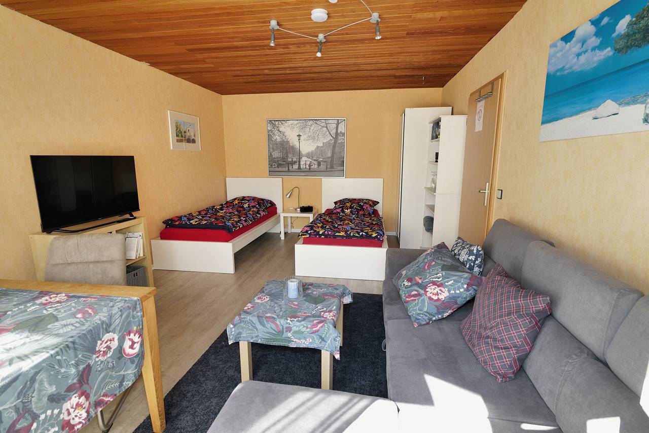 Haus Weschke - Blaues Doppelzimmer, 25 qm, mit Gemeinschaftsbad und Terrasse in Hofheim am Taunus, Main-Taunus-Kreis
