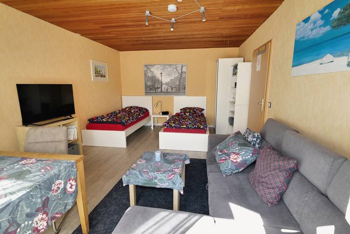 Haus Weschke - Blaues Doppelzimmer, 25 qm, mit Gemeinschaftsbad und Terrasse in Hofheim, Main-Taunus-Kreis