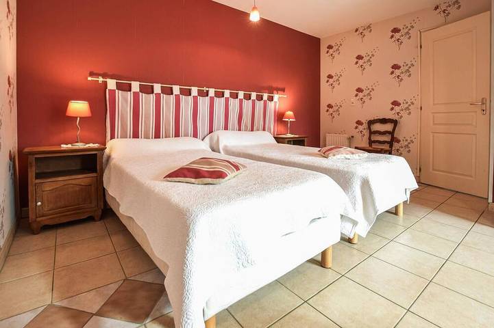 Location de vacances pour 12 personnes, avec jardin à Montchamp - 2