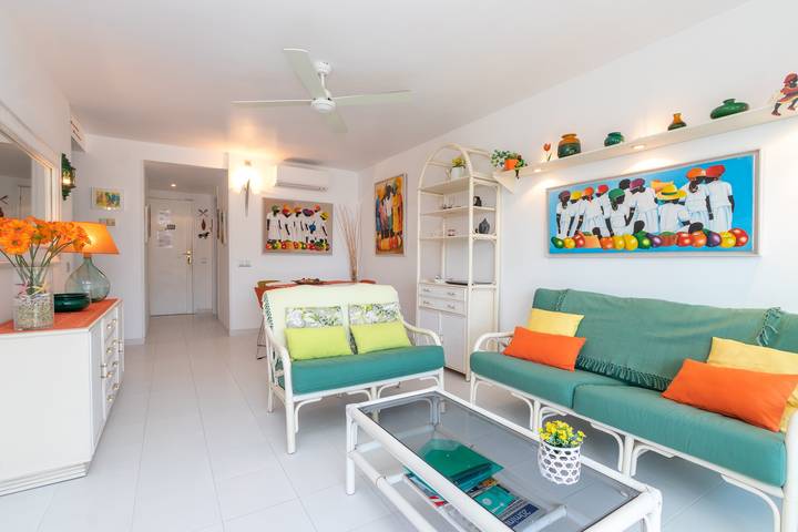 Apartamento entero, Apartamento 'Les Magnolies' con vistas al mar, Wi-Fi y aire acondicionado in Platja d'Aro, Costa Brava