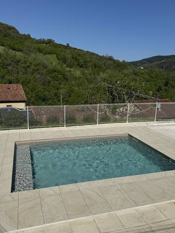 Appartement de vacances pour 2 personnes, avec piscine et jardin dans l' Aveyron