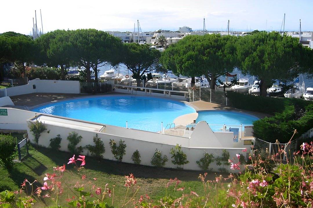 Studio entier, Double studio avec terrasse, Clim, piscine, 300 m plage, parking in Port Camargue, Le Grau-du-Roi
