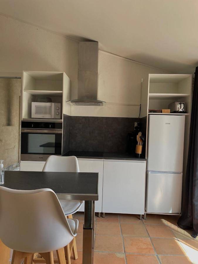 Gîte pour 3 personnes, avec Terrasse et Jacuzzi ainsi que Jardin et Vue à Pugnac