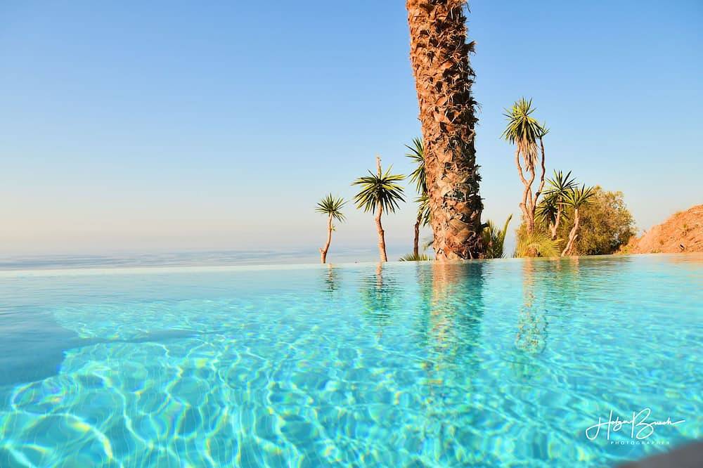 Villa Bugenvilla in Meeresnähe mit herrlichem Blick auf das Mittelmeer in Torre de Benagalbón, Rincón de la Victoria