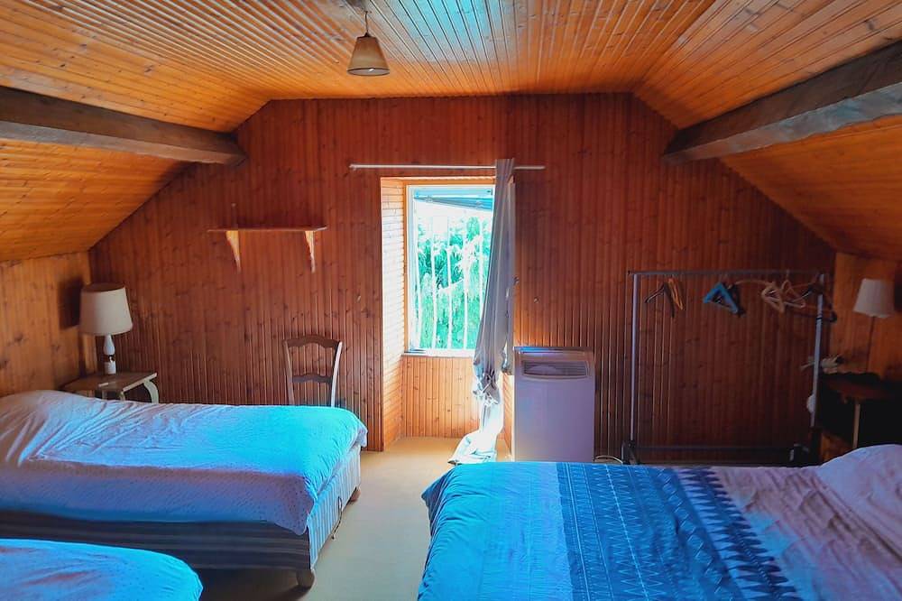 Belle maison familiale au calme avec terrasse, piscine et jardin in Rougnat, Région d'Aubussargues