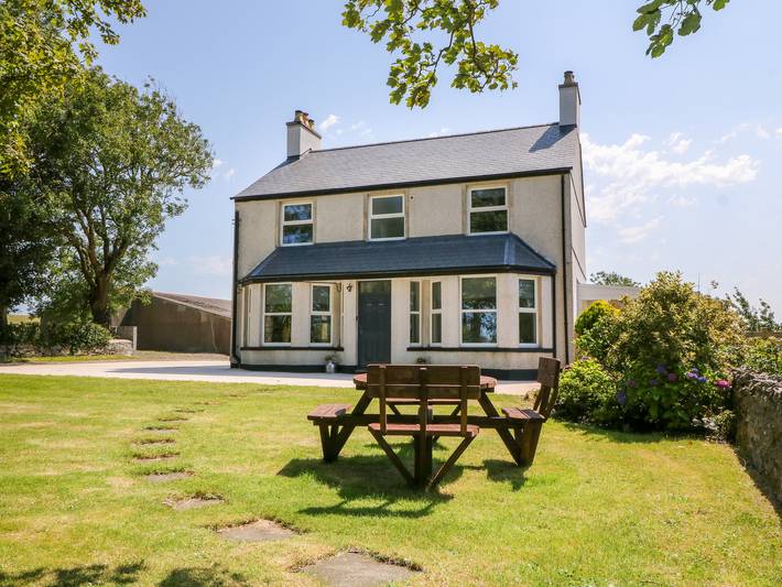 Cottage for 12 people, with garden and pool in Wales