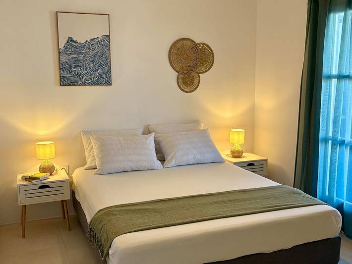 Gîte pour 2 personnes, avec jardin dans Píso Livádi