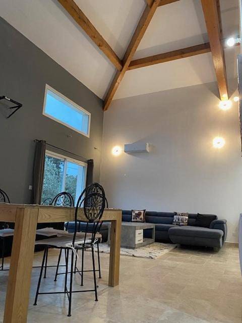 Location de vacances pour 8 personnes, avec vue et jardin ainsi que piscine et terrasse à Castillon-du-Gard - 3