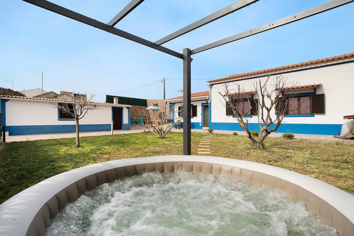 Holiday Home 'Bouros's Cliff' with Private Garden, Wi-Fi and Air Conditioning in Serra do Bouro, Santo Onofre e Serra do Bouro