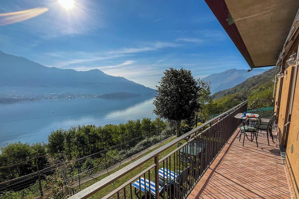 Entire apartment, Maranina holiday flat on Lake Como in Trezzone, Valtellina