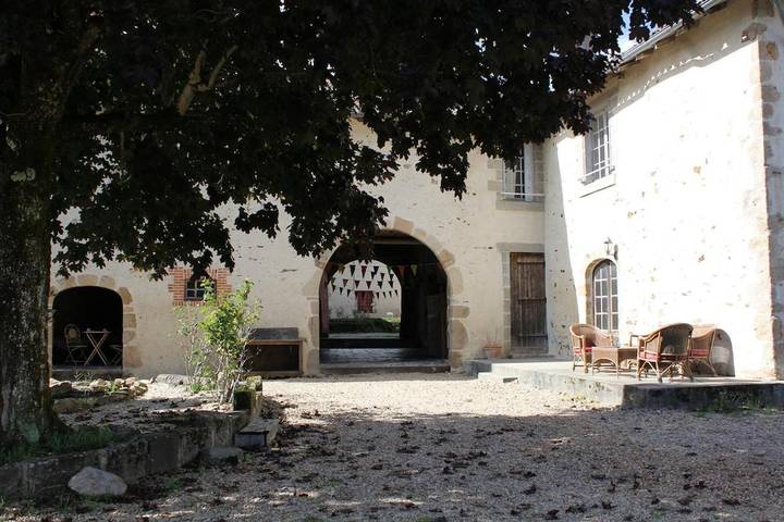 Location de vacances pour 6 personnes, avec vue ainsi que jardin et piscine à Brillac - 4