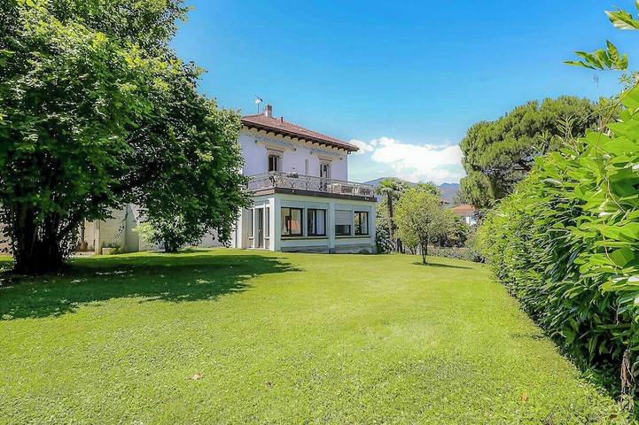 Ferienhaus für 14 Personen, mit Balkon und Garten in Porto Valtravaglia