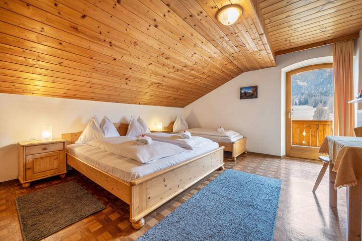 Hel lejlighed, Holiday Apartment "Manuel's App Watschinger - Enzian" with Mountain View, Balcony & Wi-Fi in Sexten, Sydtyrol