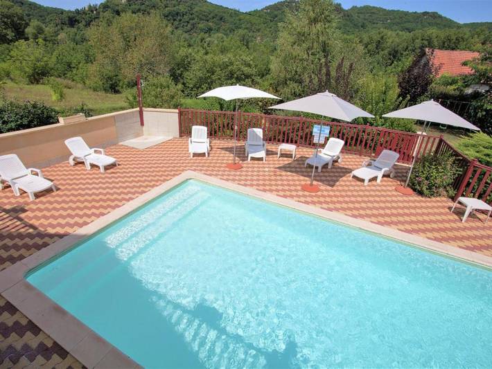 Location de vacances pour 6 personnes, avec jardin ainsi que piscine et terrasse dans Baignade Dordogne