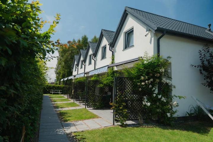 Domek letniskowy dla 6 osób, z sauna i widok oraz ogród i basen, zwierzęta dozwolone w Mielno