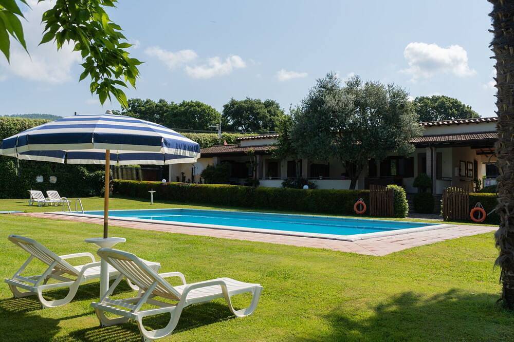 Lovely apartment in villa for 4 guests with pool, Wifi, Tv, terrace and pets allowed in Val di Lago, Viterbo Province
