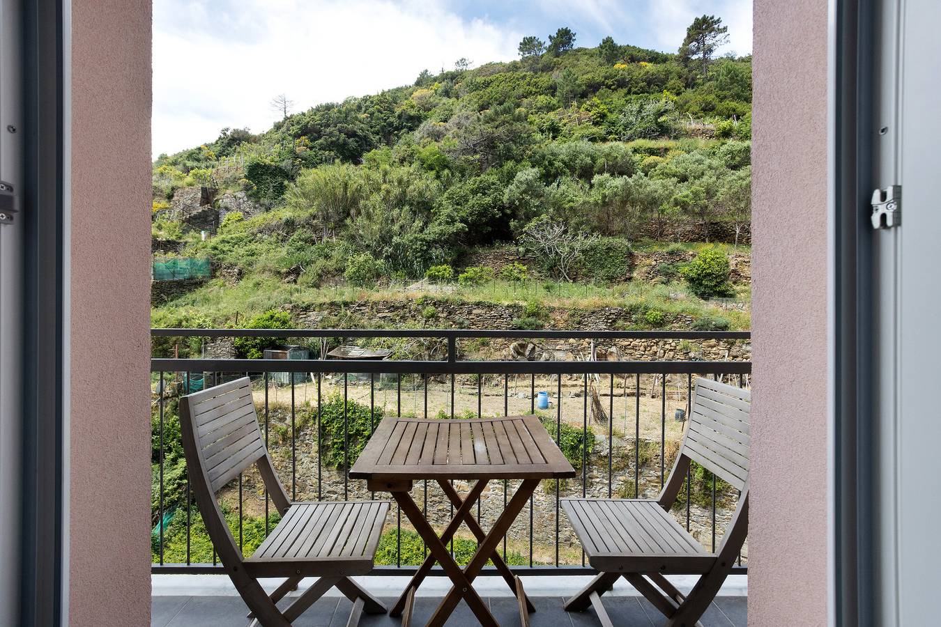 Room 'Camera Rosa' with Balcony, Wi-Fi and Air Conditioning in Riomaggiore, Riomaggiore Municipality