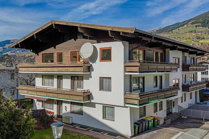 Vacation apartment for 12 people, with yard - 1