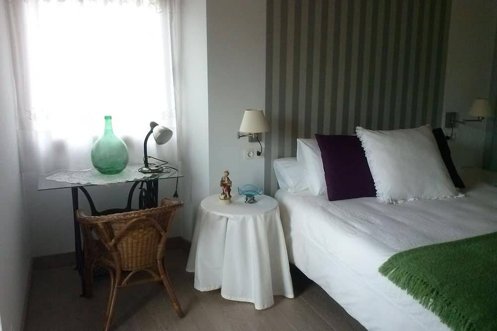 Schöne Aussicht auf die grüne Natur von innen Asturiana in Valdés, Costa Verde (Spanien)