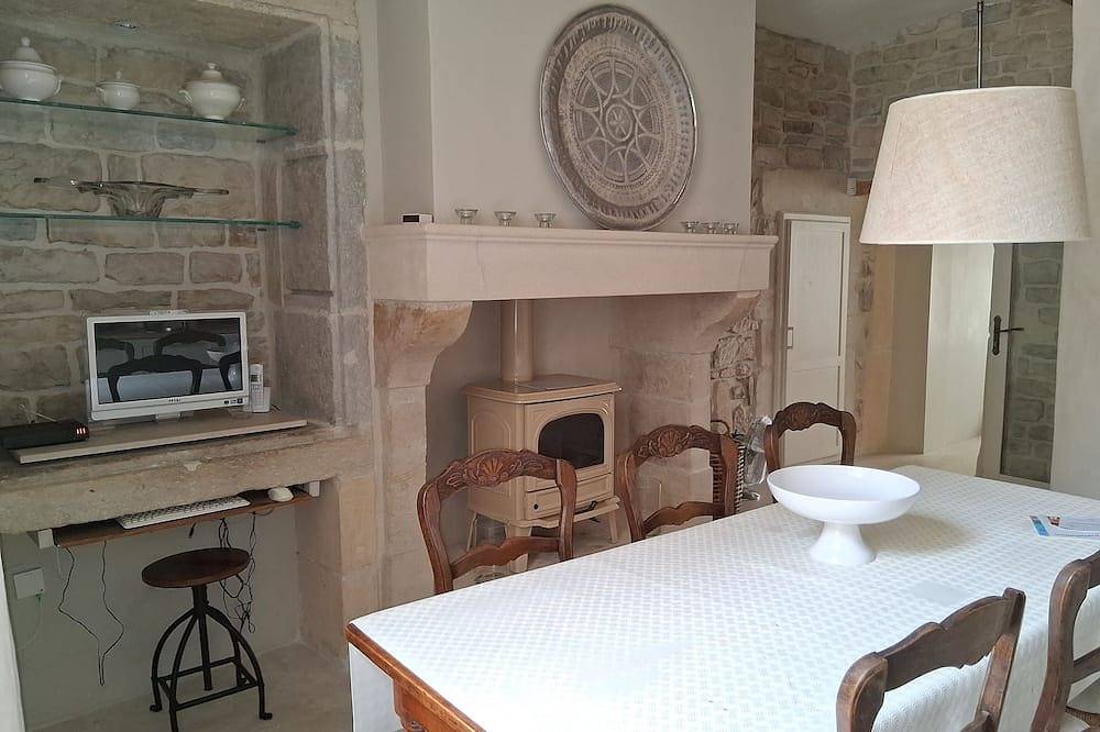 Belle maison de village en pierre, conçu et meublé à un niveau élevé in Calvisson, Côte méditerranéenne (France)