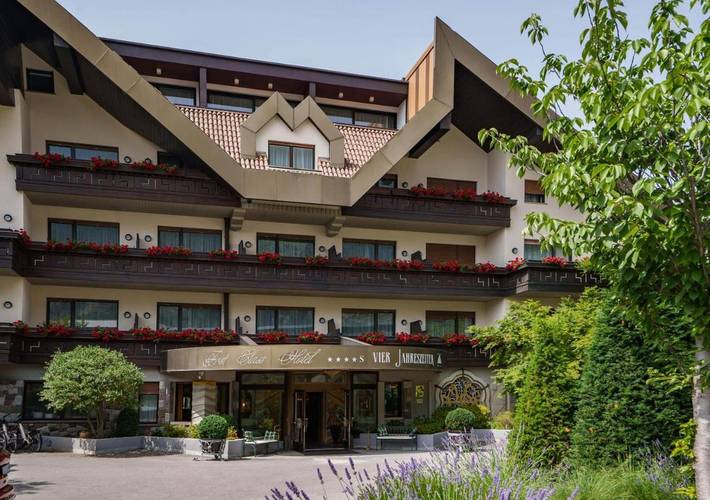 Hotel für 4 Personen, mit Balkon und Whirlpool sowie Terrasse und Garten in Schlanders