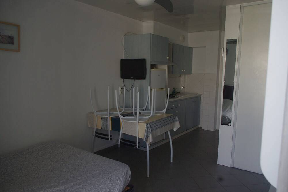 Appartement entier, Studio - Rez-de-chaussée - Côté mer in Hyeres, Parc national de Port-Cros