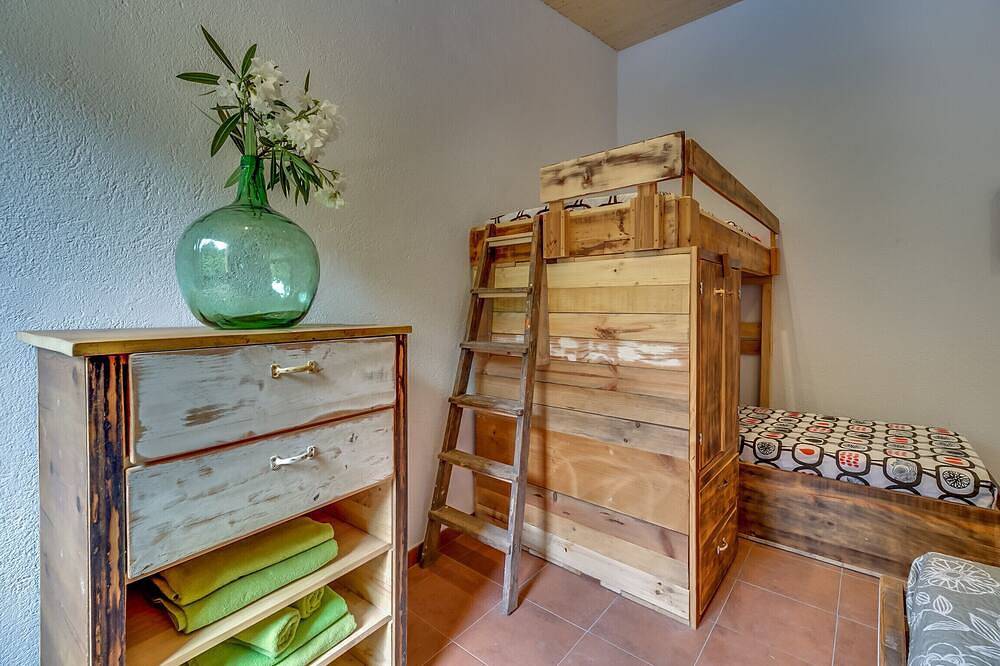 Amplia casa para 18 pax, piscina y jardín privado. Wifi gratis. Ideal grupo de jóvenes o familias. Vivalidays Can Palomo. in Palafolls, Costa del Maresme